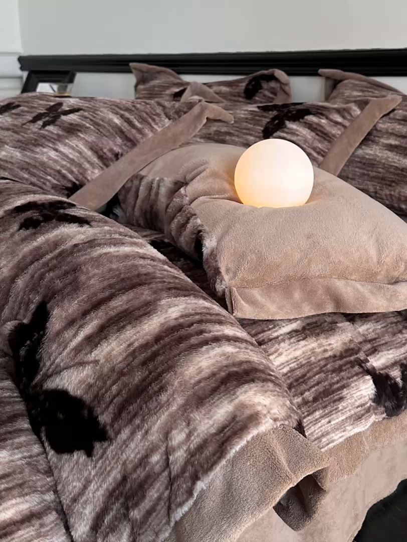 91家纺网 家纺一手货源 找家纺 绒世界 2025秋冬新款丹麦绒宽边牛奶绒四件套 宽边兔绒-蝶舞-咖