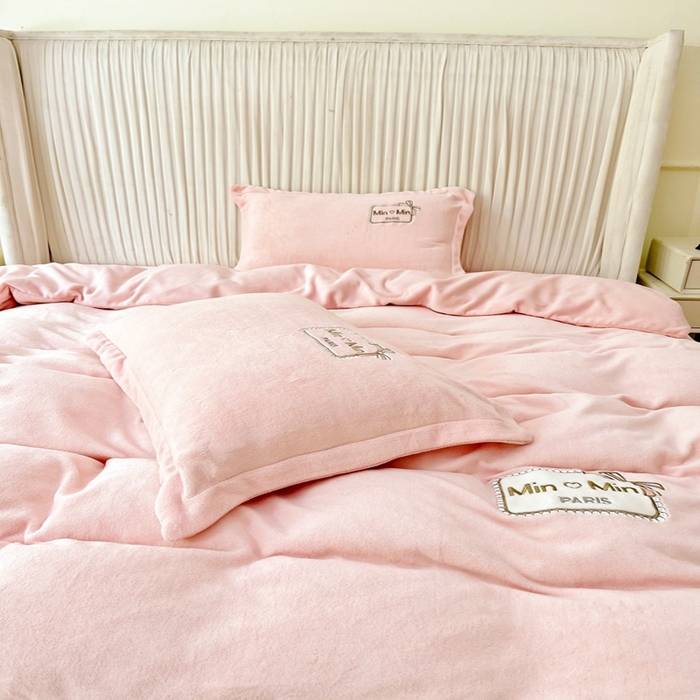 91家纺网 家纺一手货源 找家纺 恋尚羽家纺  2025新款牛奶绒绣花四件套 粉色