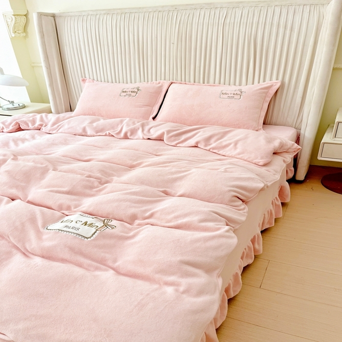 91家纺网 家纺一手货源 找家纺 恋尚羽家纺  2025新款牛奶绒绣花四件套 粉色