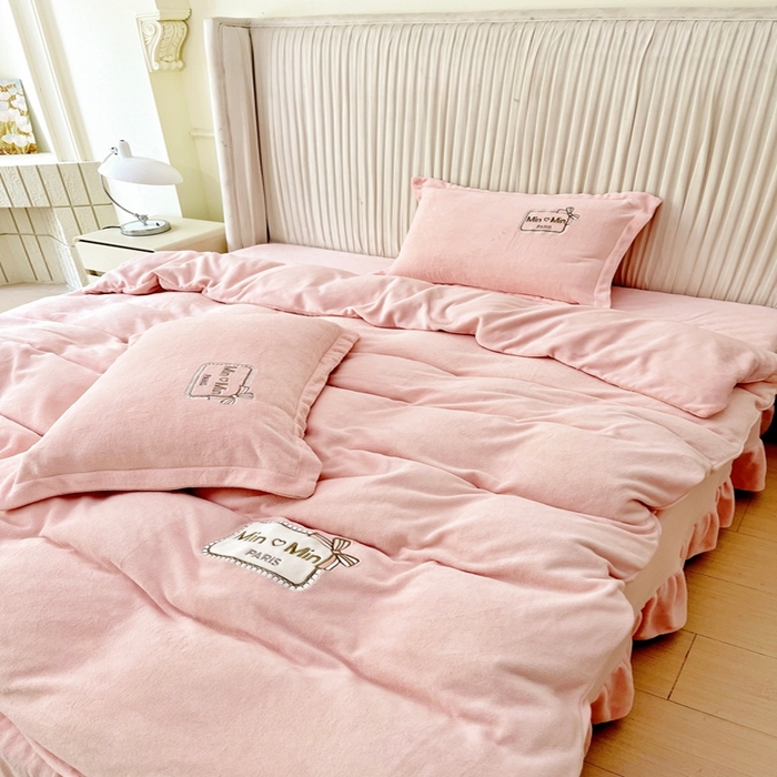 91家纺网 家纺一手货源 找家纺 恋尚羽家纺  2025新款牛奶绒绣花四件套 粉色