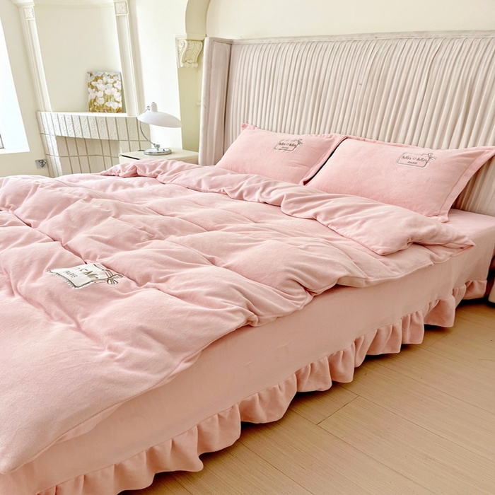 91家纺网 家纺一手货源 找家纺 恋尚羽家纺  2025新款牛奶绒绣花四件套 粉色