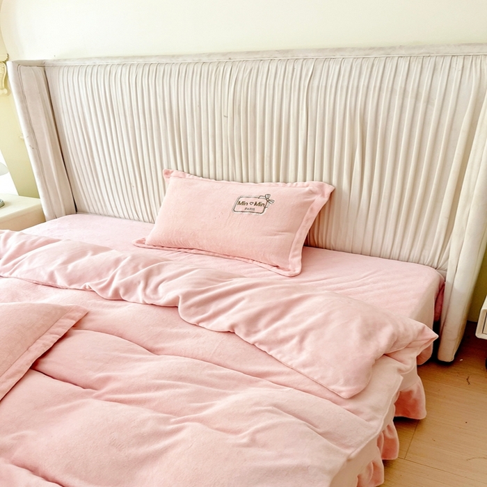 91家纺网 家纺一手货源 找家纺 恋尚羽家纺  2025新款牛奶绒绣花四件套 粉色