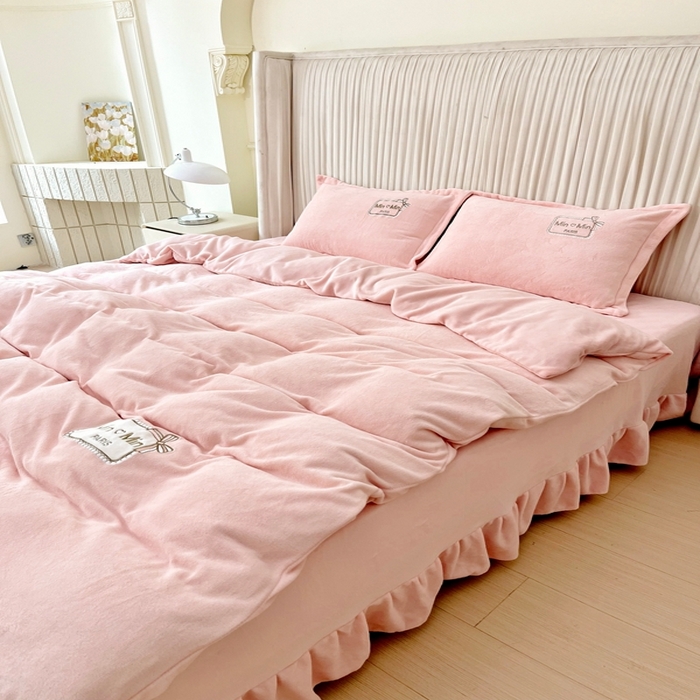 91家纺网 家纺一手货源 找家纺 恋尚羽家纺  2025新款牛奶绒绣花四件套 粉色