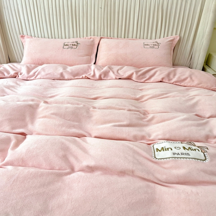 91家纺网 家纺一手货源 找家纺 恋尚羽家纺  2025新款牛奶绒绣花四件套 粉色