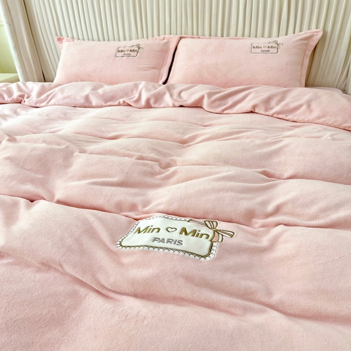 91家纺网 家纺一手货源 找家纺 恋尚羽家纺  2025新款牛奶绒绣花四件套 粉色