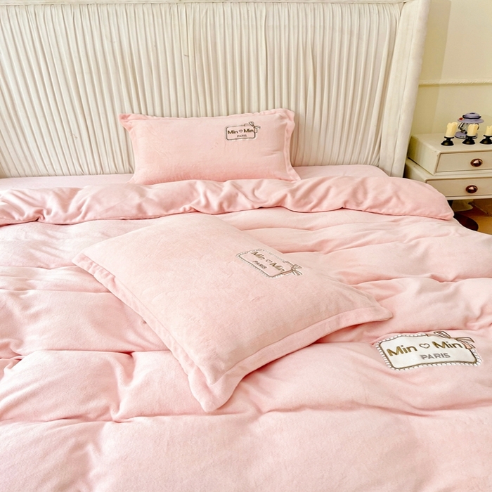 91家纺网 家纺一手货源 找家纺 恋尚羽家纺  2025新款牛奶绒绣花四件套 粉色