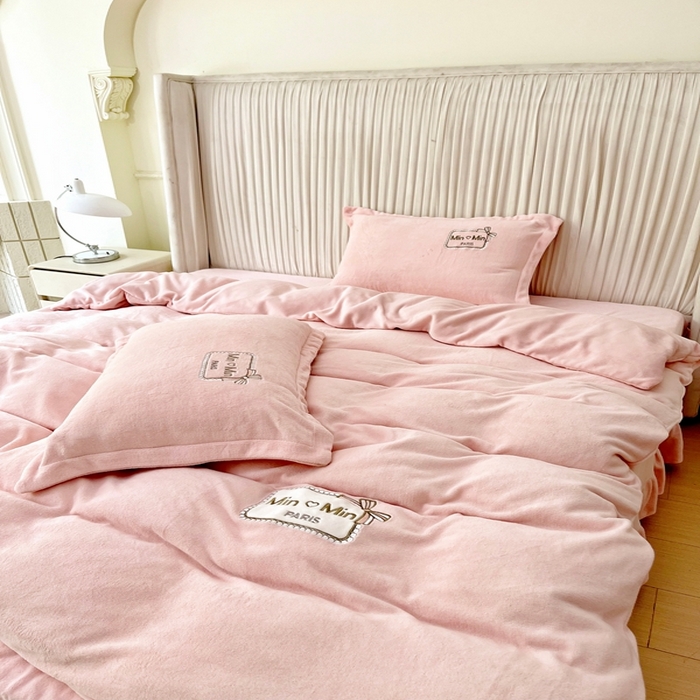 91家纺网 家纺一手货源 找家纺 恋尚羽家纺  2025新款牛奶绒绣花四件套 粉色