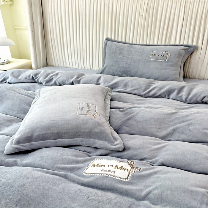 91家纺网 家纺一手货源 找家纺 恋尚羽家纺  2025新款牛奶绒绣花四件套 灰色