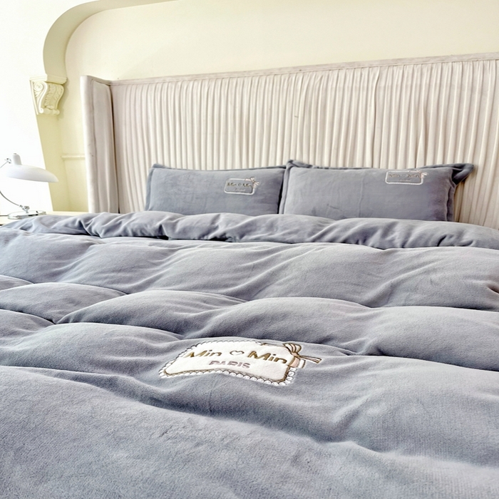 91家纺网 家纺一手货源 找家纺 恋尚羽家纺  2025新款牛奶绒绣花四件套 灰色