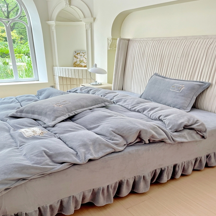 91家纺网 家纺一手货源 找家纺 恋尚羽家纺  2025新款牛奶绒绣花四件套 灰色