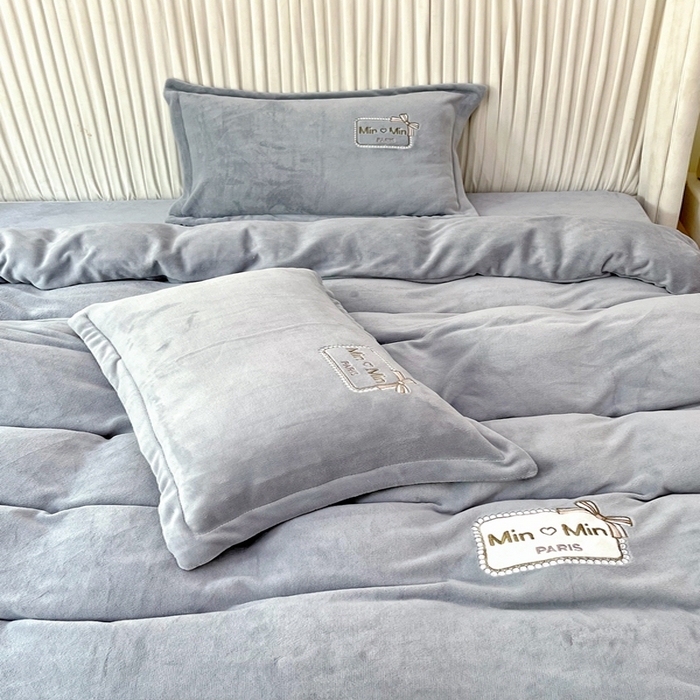 91家纺网 家纺一手货源 找家纺 恋尚羽家纺  2025新款牛奶绒绣花四件套 灰色