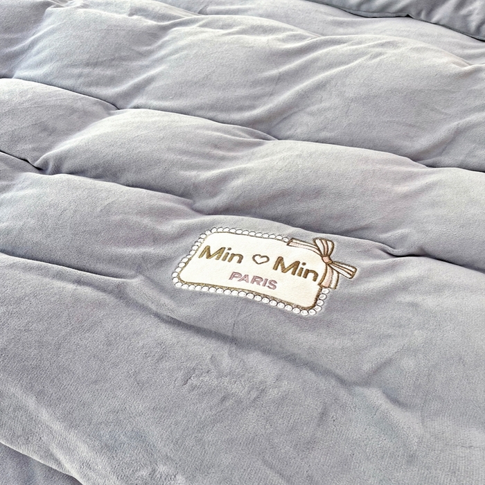 91家纺网 家纺一手货源 找家纺 恋尚羽家纺  2025新款牛奶绒绣花四件套 灰色