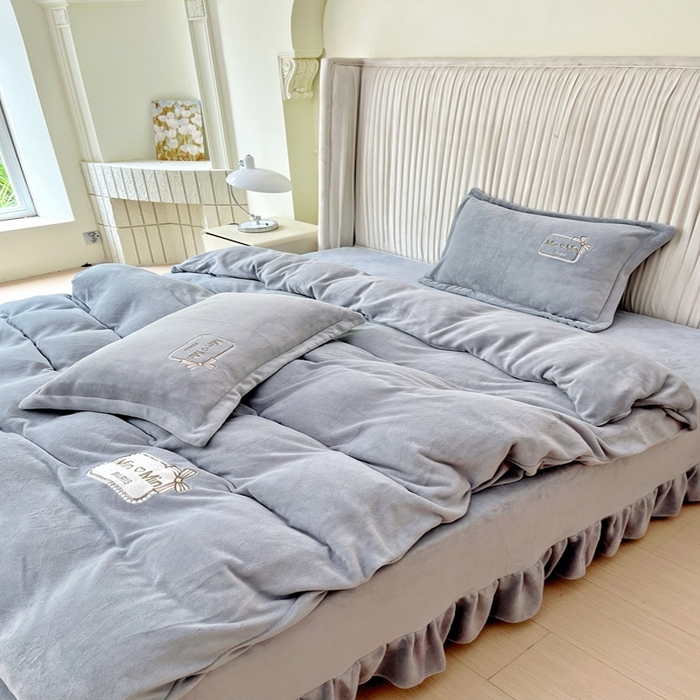 91家纺网 家纺一手货源 找家纺 恋尚羽家纺  2025新款牛奶绒绣花四件套 灰色