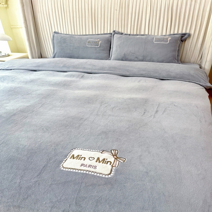 91家纺网 家纺一手货源 找家纺 恋尚羽家纺  2025新款牛奶绒绣花四件套 灰色