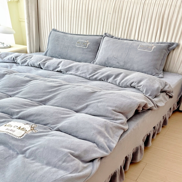 91家纺网 家纺一手货源 找家纺 恋尚羽家纺  2025新款牛奶绒绣花四件套 灰色