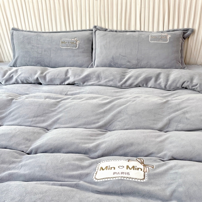 91家纺网 家纺一手货源 找家纺 恋尚羽家纺  2025新款牛奶绒绣花四件套 灰色