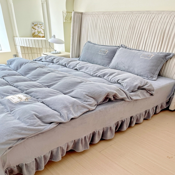 91家纺网 家纺一手货源 找家纺 恋尚羽家纺  2025新款牛奶绒绣花四件套 灰色