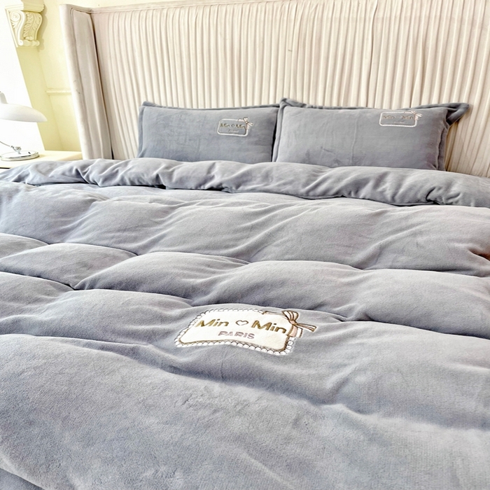 91家纺网 家纺一手货源 找家纺 恋尚羽家纺  2025新款牛奶绒绣花四件套 灰色