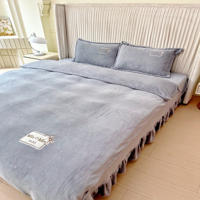 91家纺网 家纺一手货源 找家纺 恋尚羽家纺  2025新款牛奶绒绣花四件套 灰色