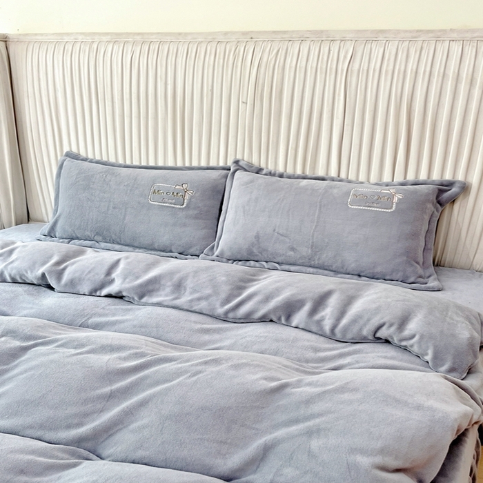 91家纺网 家纺一手货源 找家纺 恋尚羽家纺  2025新款牛奶绒绣花四件套 灰色