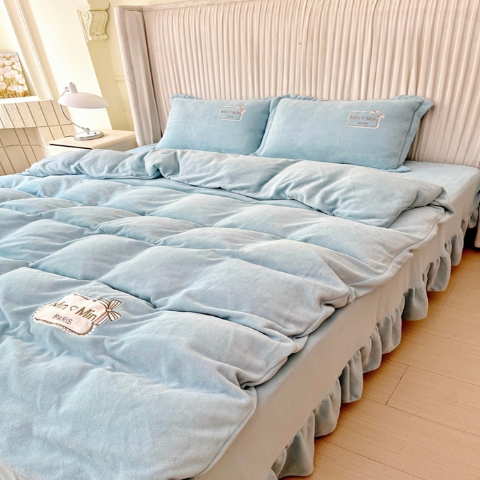 91家纺网 家纺一手货源 找家纺 恋尚羽家纺  2025新款牛奶绒绣花四件套 兰色