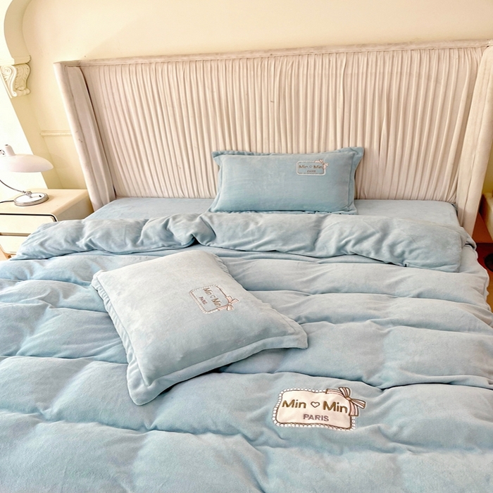 91家纺网 家纺一手货源 找家纺 恋尚羽家纺  2025新款牛奶绒绣花四件套 兰色