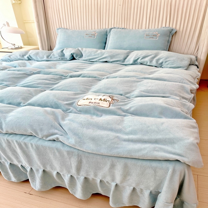 91家纺网 家纺一手货源 找家纺 恋尚羽家纺  2025新款牛奶绒绣花四件套 兰色