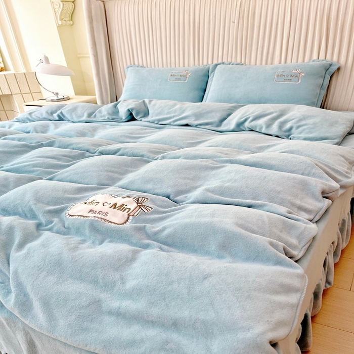 91家纺网 家纺一手货源 找家纺 恋尚羽家纺  2025新款牛奶绒绣花四件套 兰色