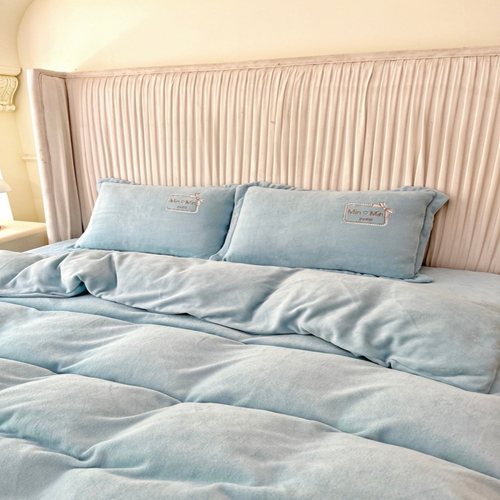 91家纺网 家纺一手货源 找家纺 恋尚羽家纺  2025新款牛奶绒绣花四件套 兰色