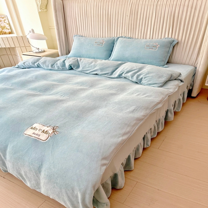 91家纺网 家纺一手货源 找家纺 恋尚羽家纺  2025新款牛奶绒绣花四件套 兰色