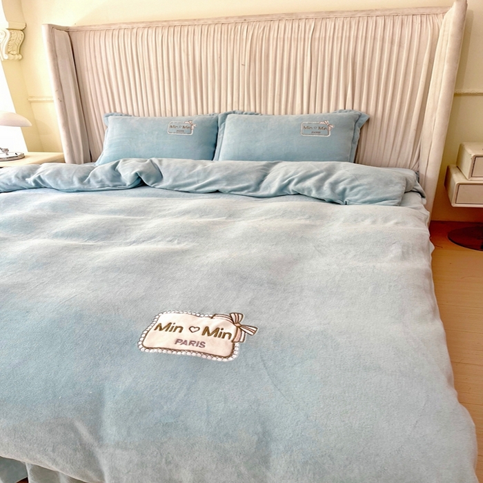 91家纺网 家纺一手货源 找家纺 恋尚羽家纺  2025新款牛奶绒绣花四件套 兰色