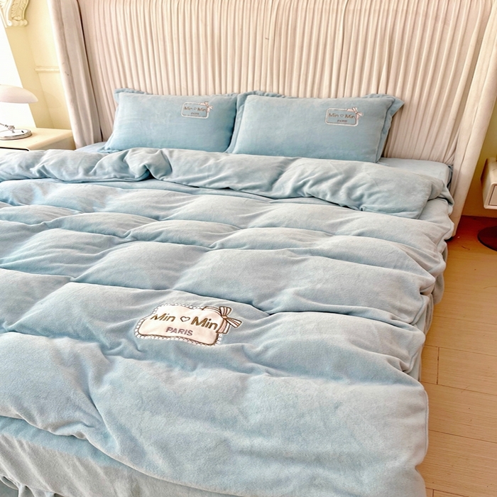 91家纺网 家纺一手货源 找家纺 恋尚羽家纺  2025新款牛奶绒绣花四件套 兰色