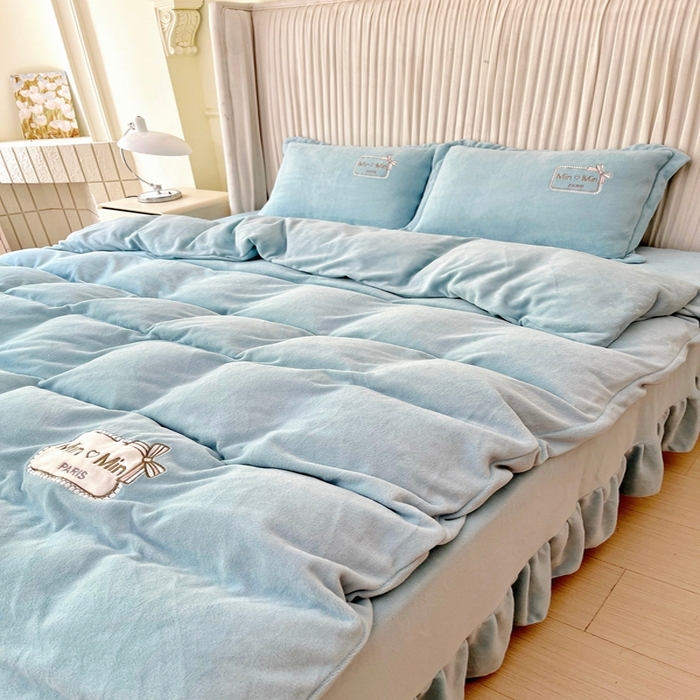 91家纺网 家纺一手货源 找家纺 恋尚羽家纺  2025新款牛奶绒绣花四件套 兰色