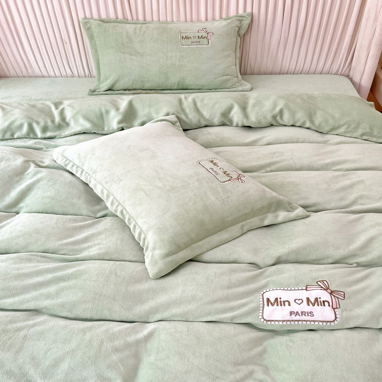 91家纺网 家纺一手货源 找家纺 恋尚羽家纺  2025新款牛奶绒绣花四件套 绿色