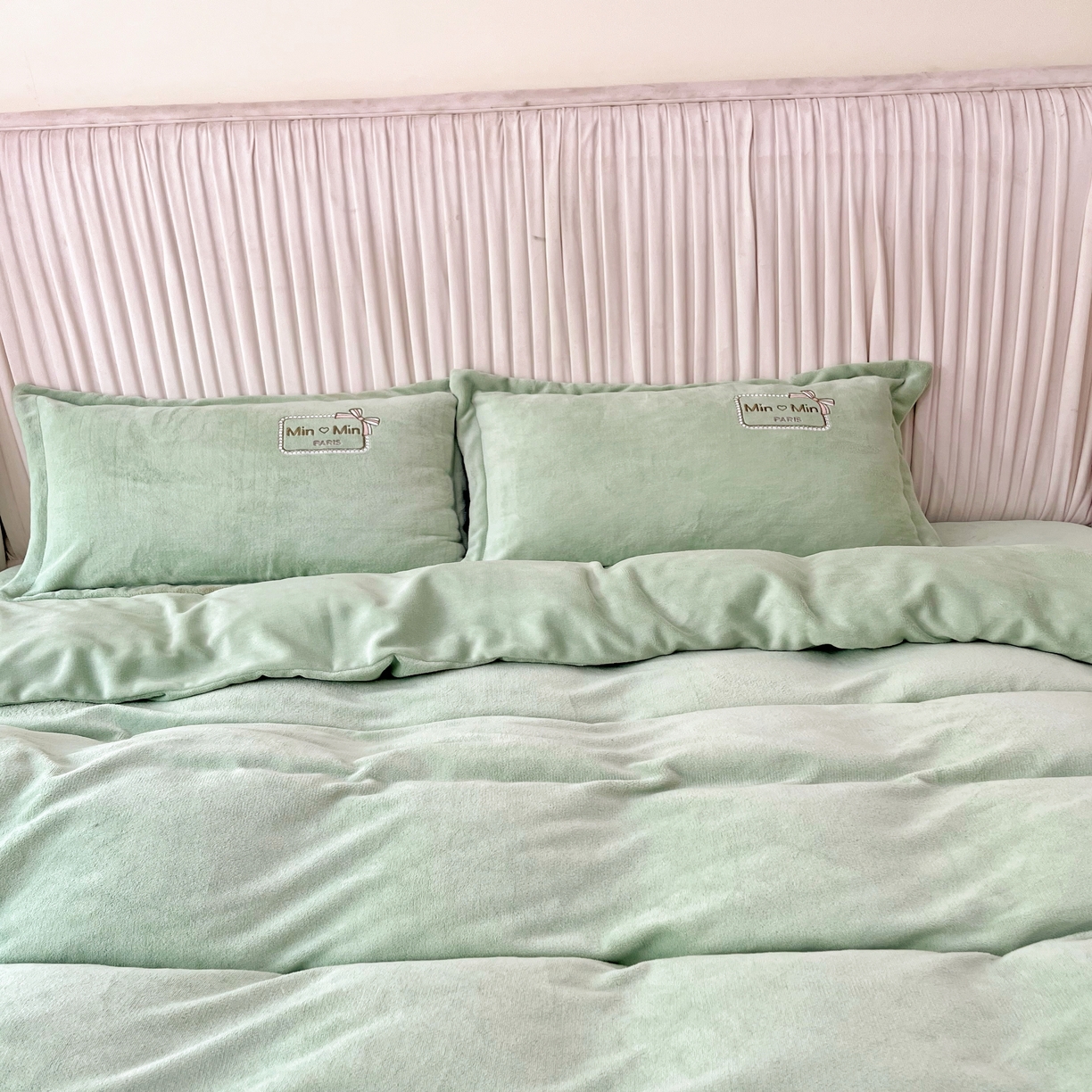 91家纺网 家纺一手货源 找家纺 恋尚羽家纺  2025新款牛奶绒绣花四件套 绿色