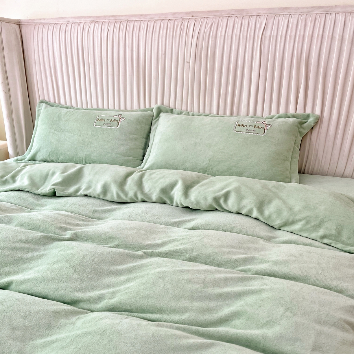 91家纺网 家纺一手货源 找家纺 恋尚羽家纺  2025新款牛奶绒绣花四件套 绿色