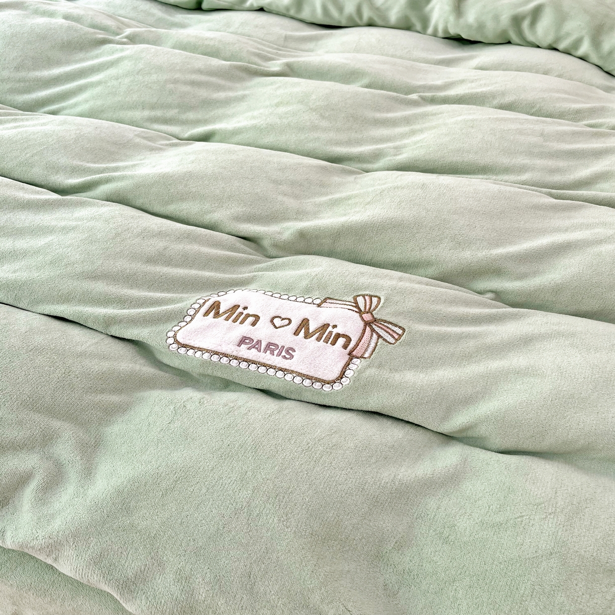 91家纺网 家纺一手货源 找家纺 恋尚羽家纺  2025新款牛奶绒绣花四件套 绿色