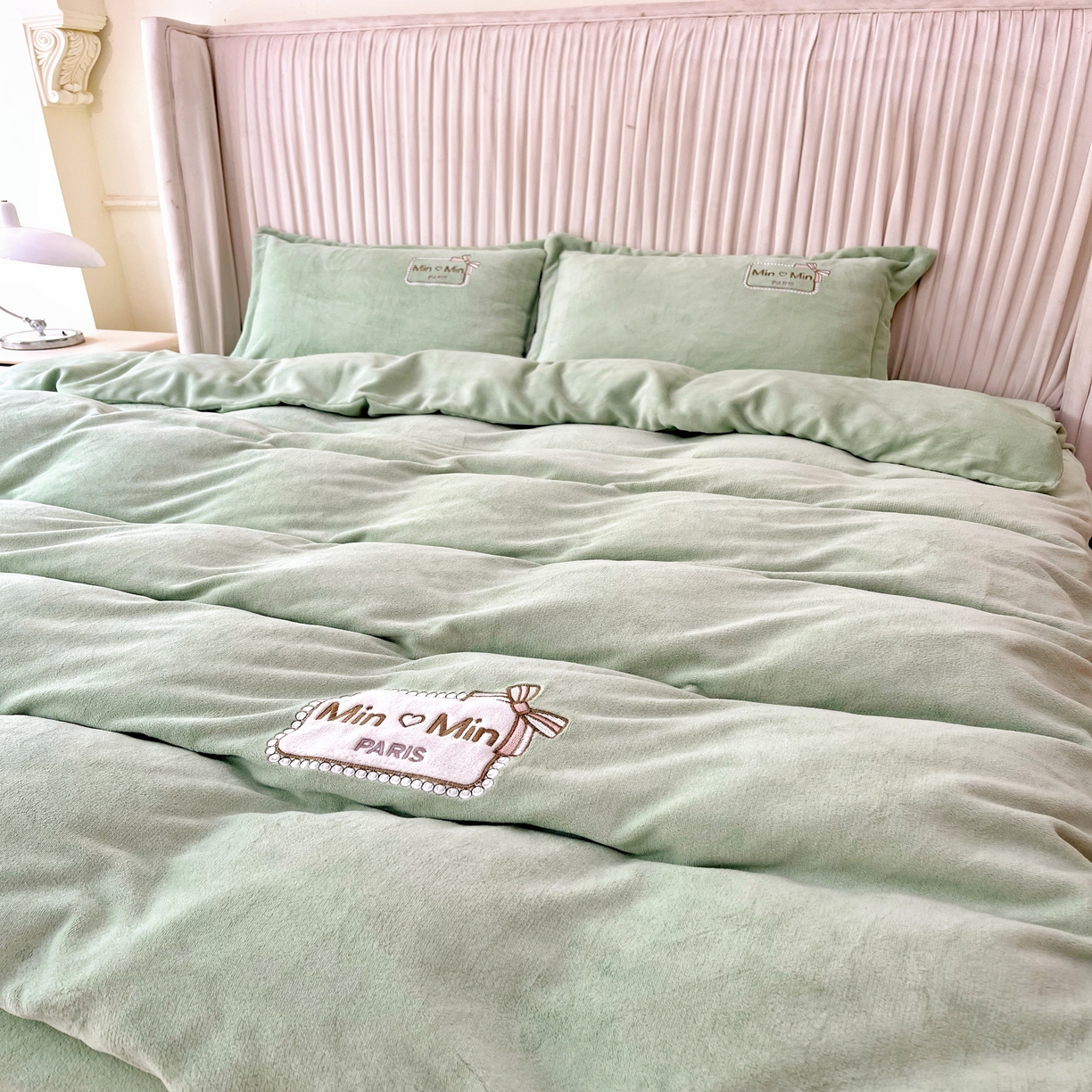 91家纺网 家纺一手货源 找家纺 恋尚羽家纺  2025新款牛奶绒绣花四件套 绿色