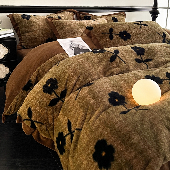 91家纺网 家纺一手货源 找家纺 绒世界 2025秋冬新款丹麦绒宽边牛奶绒四件套 宽边兔绒-繁花-咖