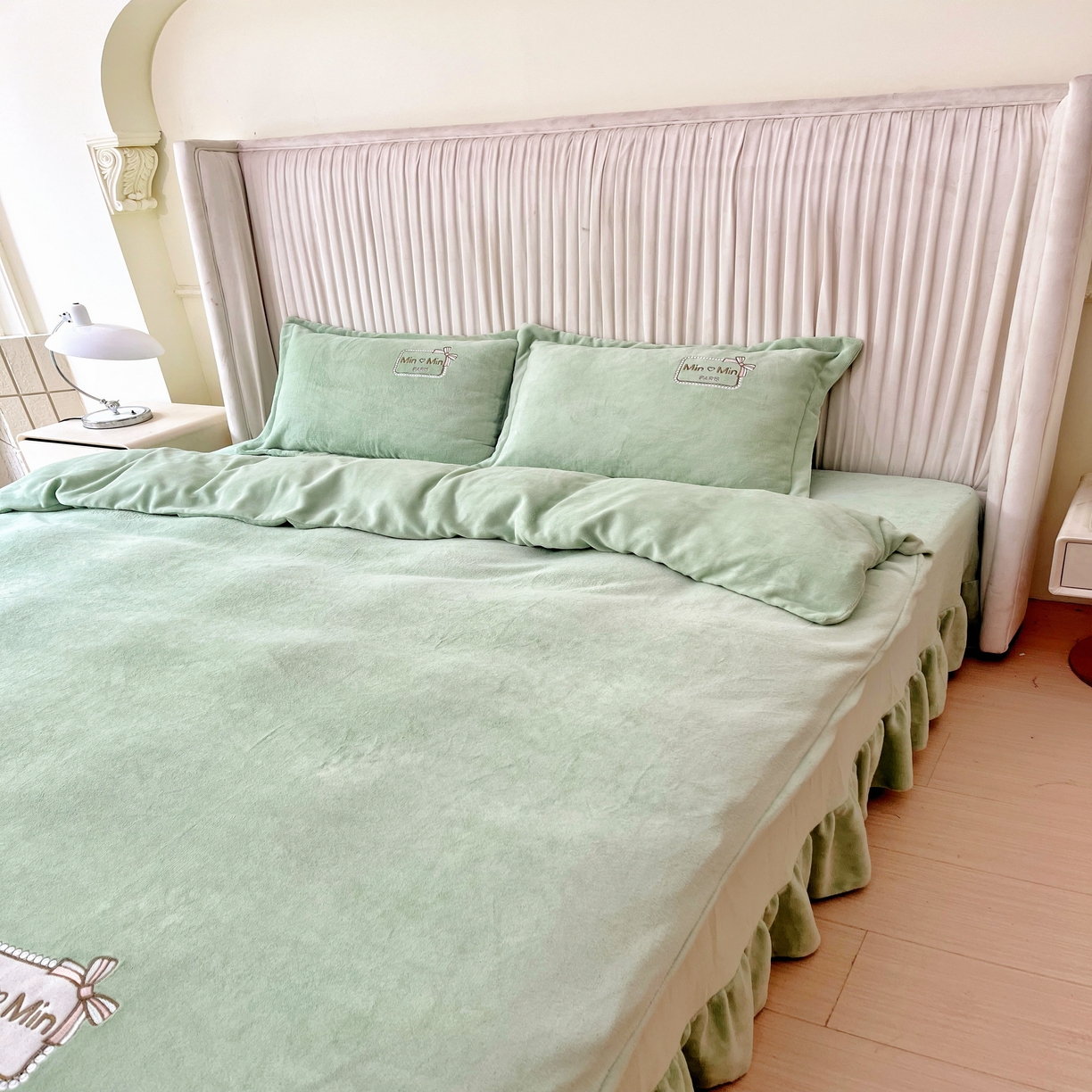 91家纺网 家纺一手货源 找家纺 恋尚羽家纺  2025新款牛奶绒绣花四件套 绿色