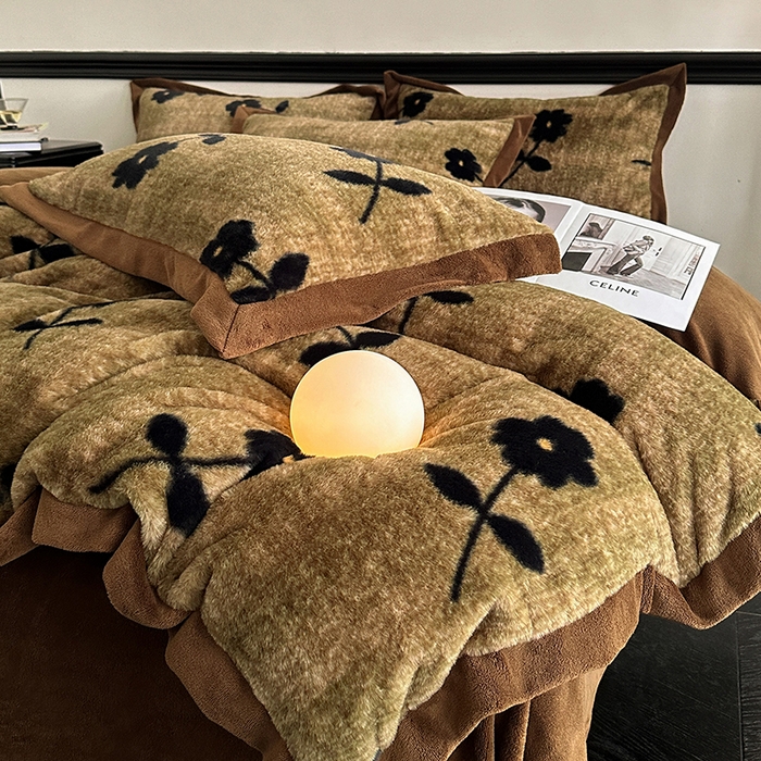 91家纺网 家纺一手货源 找家纺 绒世界 2025秋冬新款丹麦绒宽边牛奶绒四件套 宽边兔绒-繁花-咖