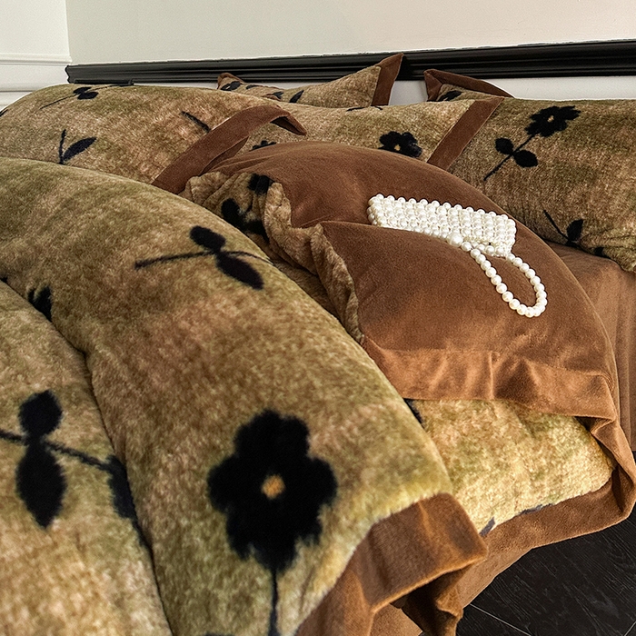 91家纺网 家纺一手货源 找家纺 绒世界 2025秋冬新款丹麦绒宽边牛奶绒四件套 宽边兔绒-繁花-咖