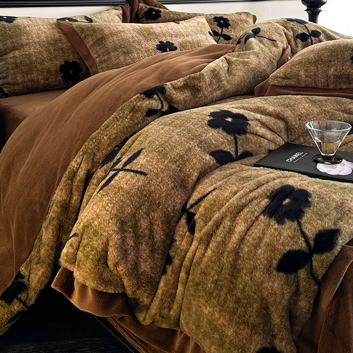 91家纺网 家纺一手货源 找家纺 绒世界 2025秋冬新款丹麦绒宽边牛奶绒四件套 宽边兔绒-繁花-咖