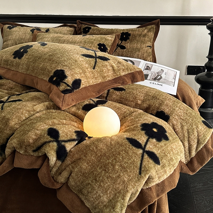 91家纺网 家纺一手货源 找家纺 绒世界 2025秋冬新款丹麦绒宽边牛奶绒四件套 宽边兔绒-繁花-咖