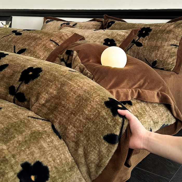 91家纺网 家纺一手货源 找家纺 绒世界 2025秋冬新款丹麦绒宽边牛奶绒四件套 宽边兔绒-繁花-咖