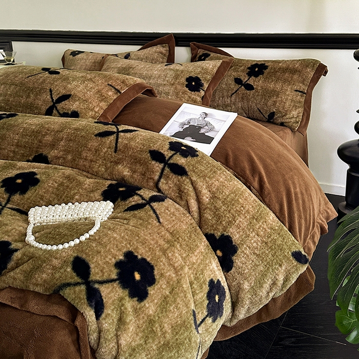 91家纺网 家纺一手货源 找家纺 绒世界 2025秋冬新款丹麦绒宽边牛奶绒四件套 宽边兔绒-繁花-咖