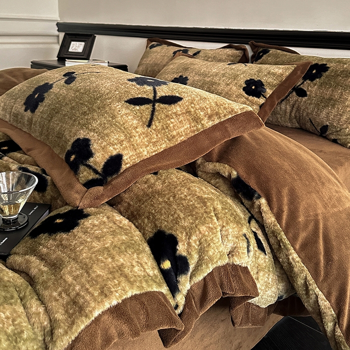 91家纺网 家纺一手货源 找家纺 绒世界 2025秋冬新款丹麦绒宽边牛奶绒四件套 宽边兔绒-繁花-咖