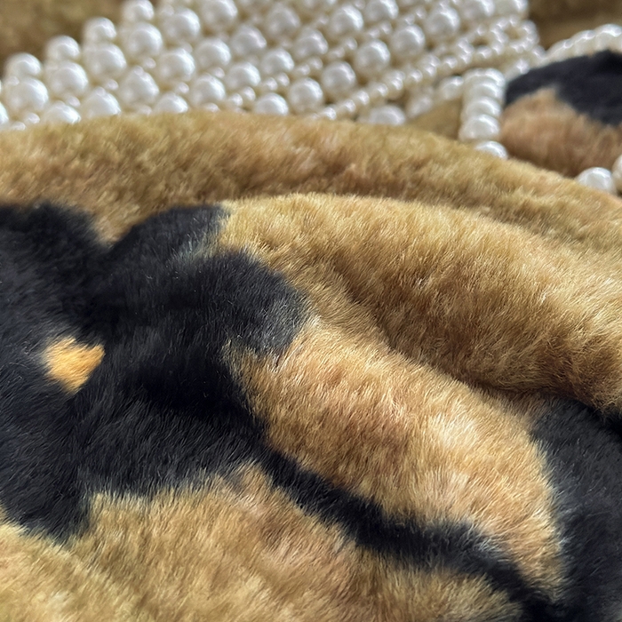 91家纺网 家纺一手货源 找家纺 绒世界 2025秋冬新款丹麦绒宽边牛奶绒四件套 宽边兔绒-繁花-咖