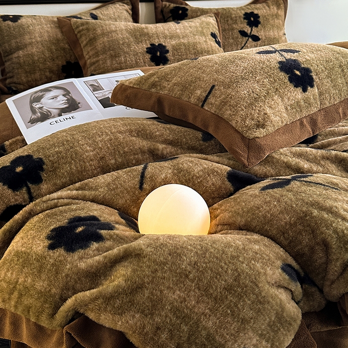 91家纺网 家纺一手货源 找家纺 绒世界 2025秋冬新款丹麦绒宽边牛奶绒四件套 宽边兔绒-繁花-咖