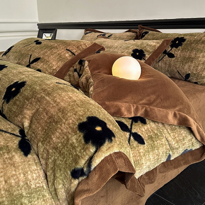 91家纺网 家纺一手货源 找家纺 绒世界 2025秋冬新款丹麦绒宽边牛奶绒四件套 宽边兔绒-繁花-咖